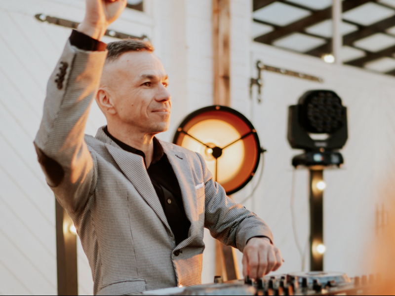 dj-wodzirej-robert-wozniak zdjęcie prezentacji gdzie wesele
