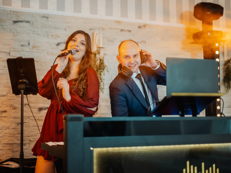 dj-z-wokalistka zdjęcie prezentacji gdzie wesele